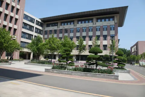 庭院与教学楼实拍
